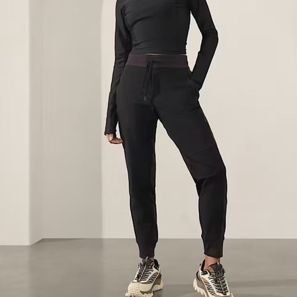 Athleta black headlands hybrid trek joggers